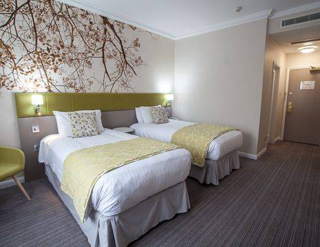 Standard refurbished twin bedroom 